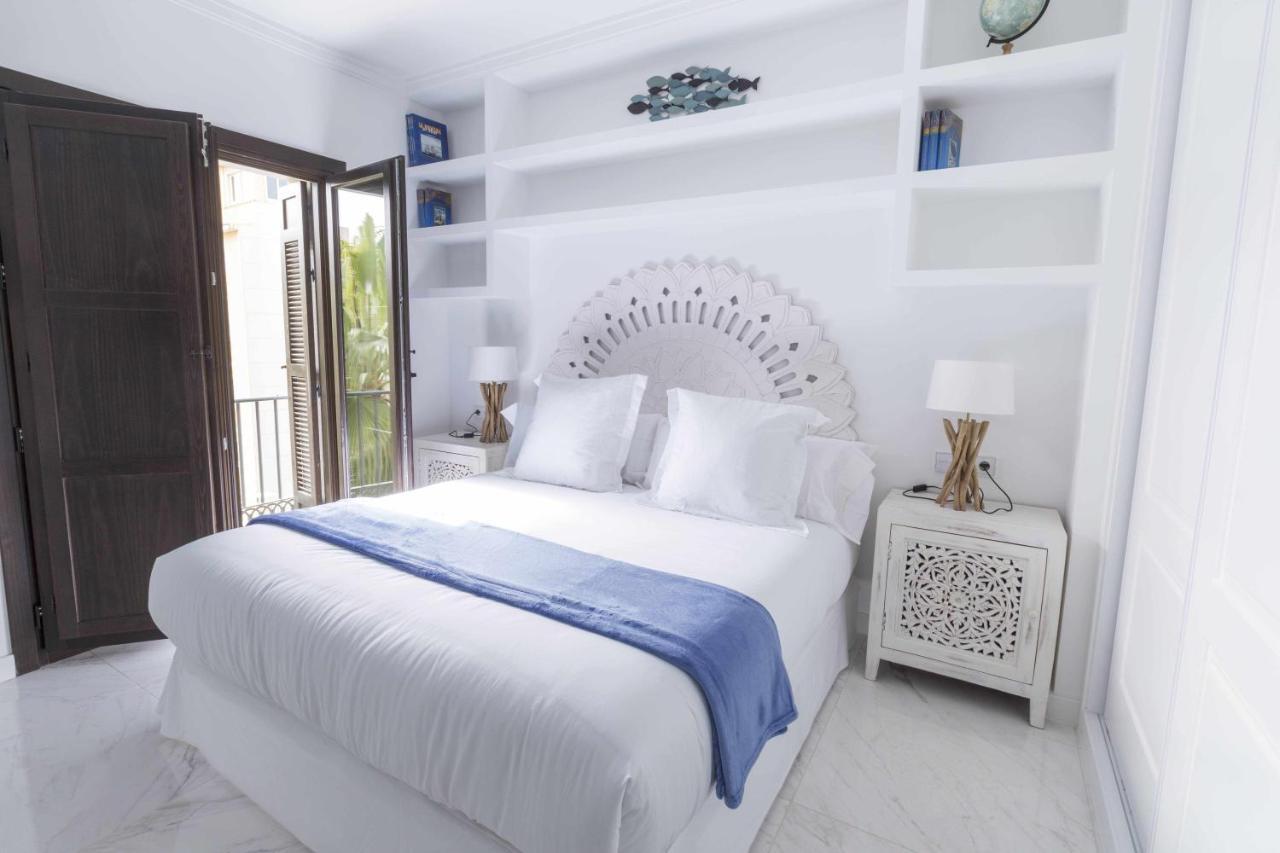 The Clock House Luxury Urban Suites Малага Номер фото