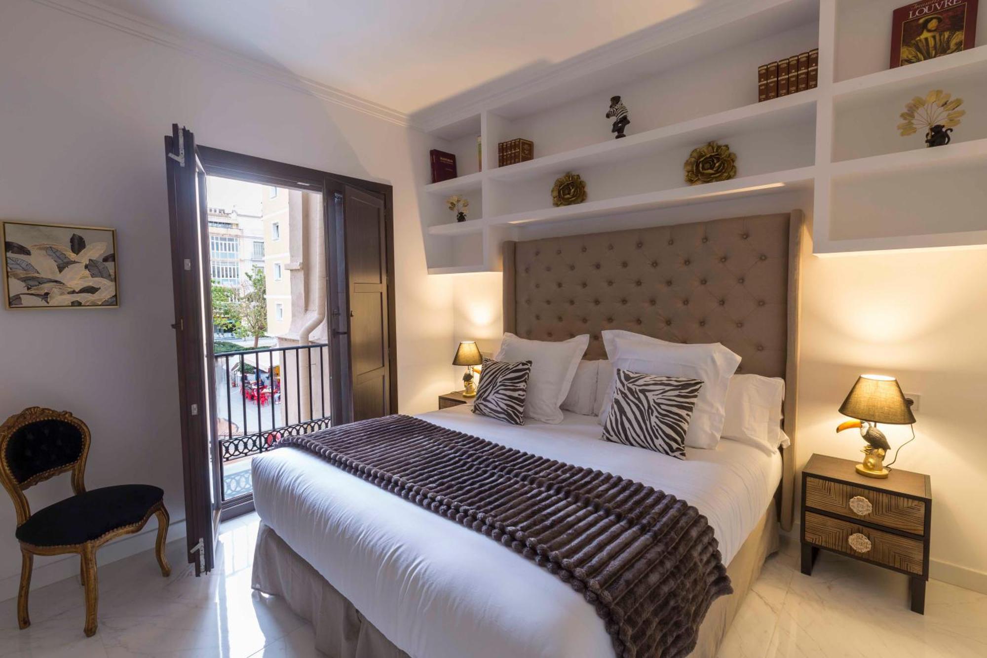 The Clock House Luxury Urban Suites Малага Экстерьер фото